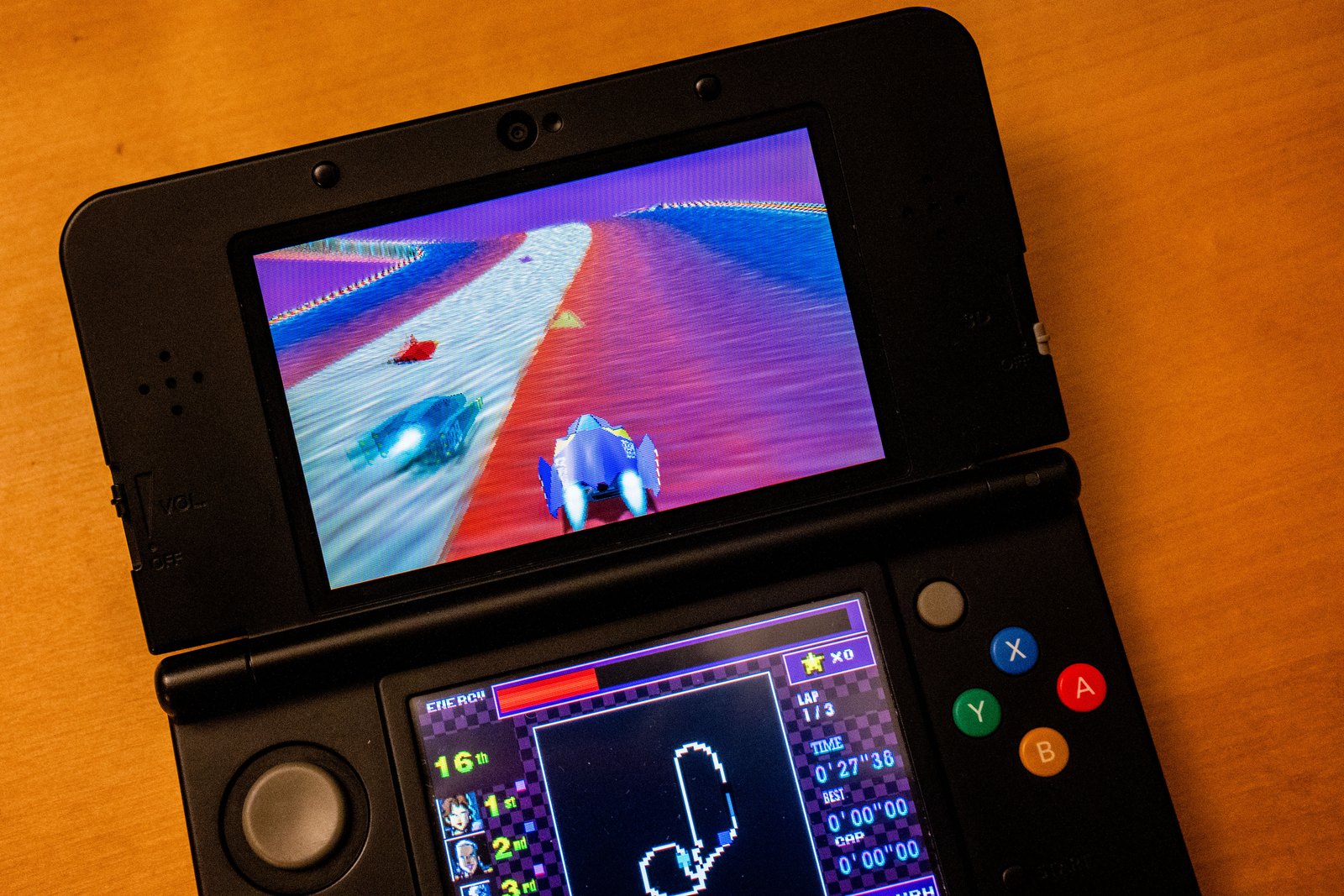 v1.0 on a New 3DS: a race on the top screen, the DASH race dashboard on the bottom