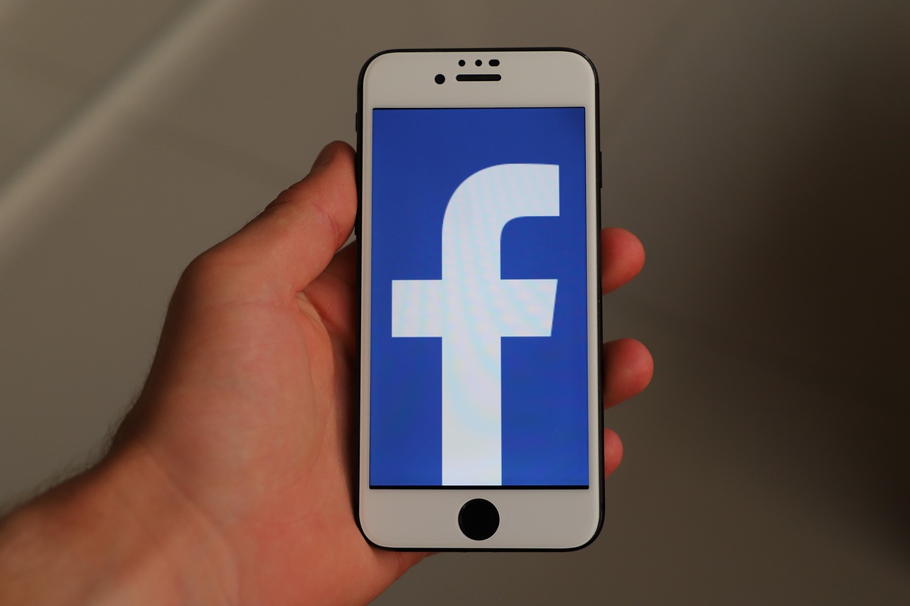 A Ilusão do Status Digital: Sociedade do Espetáculo, Diferenças Culturais e o Declínio da Competência Real