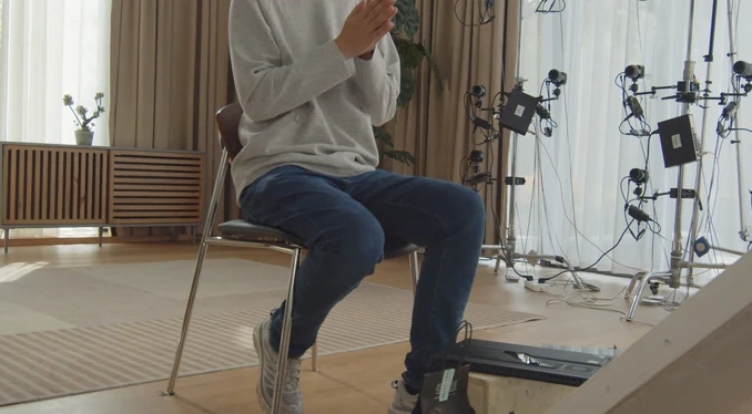 Scene 1: seated performer, short-focus view