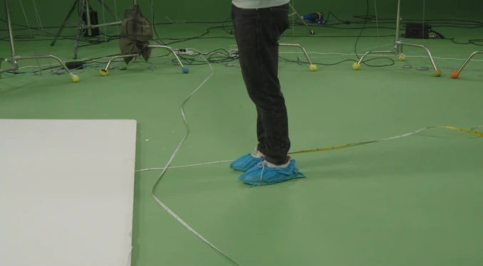 Scene 4: performer in a green studio, short-focus view