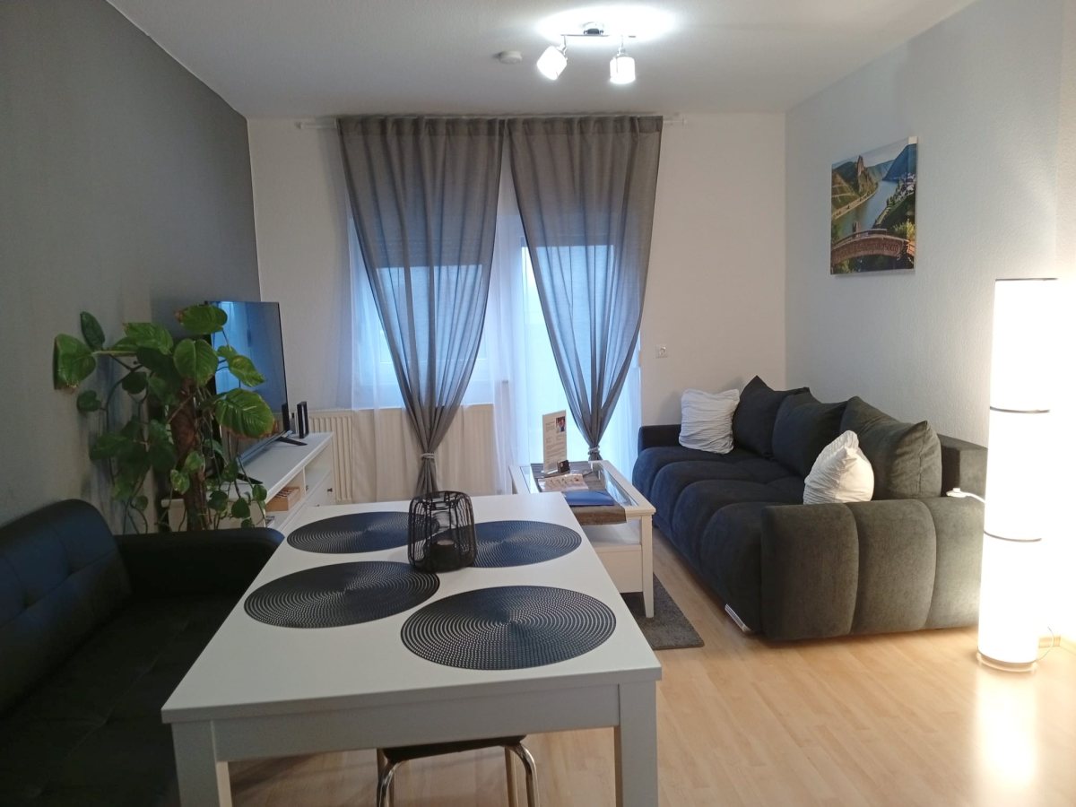 Wohnbereich mit Esstisch und Sofa