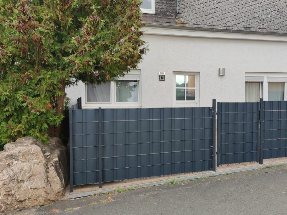 Hauseingang der Ferienwohnung mit Felsen
