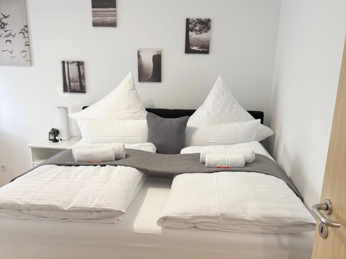 Schlafzimmer 1 mit Dachschräge und Kingsize-Boxspringbett