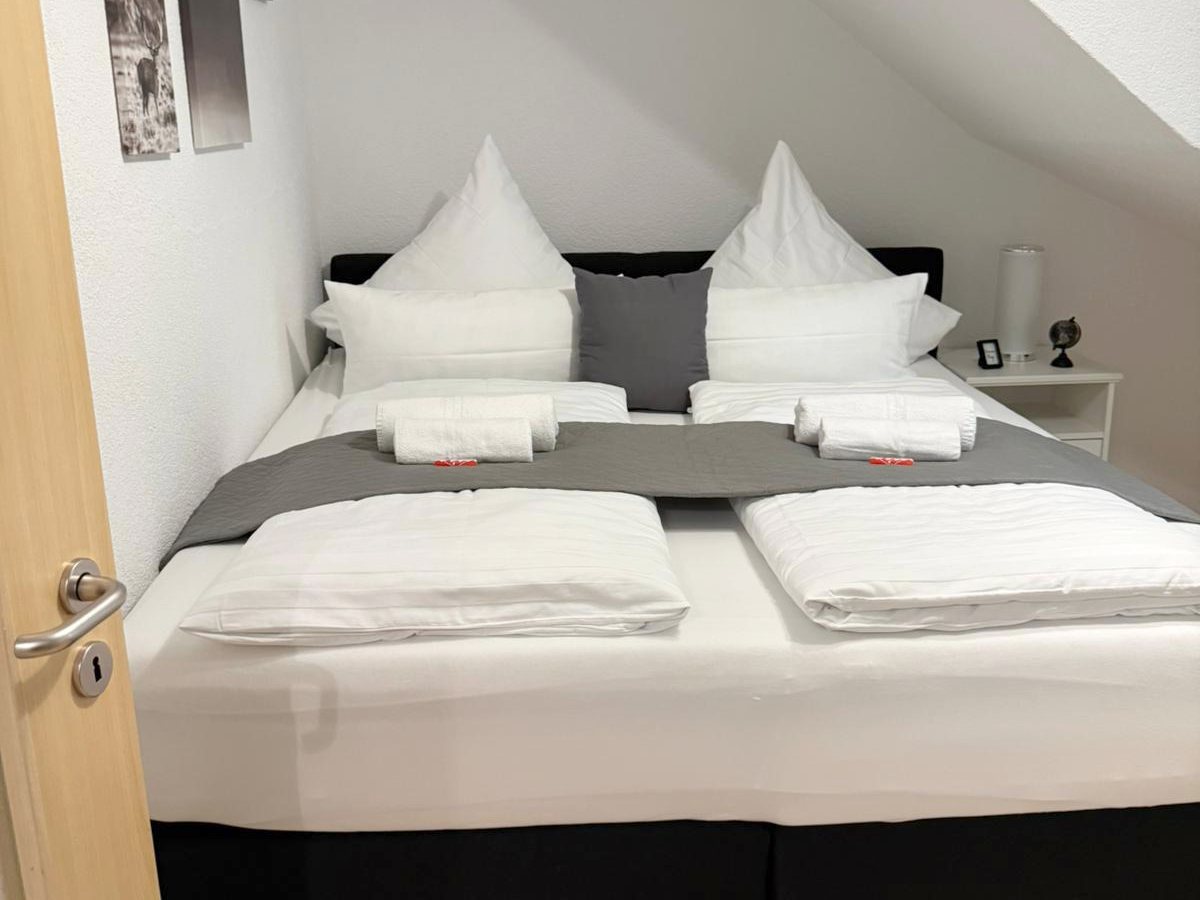 Schlafzimmer 2 mit Wandbildern und Kingsize-Boxspringbett