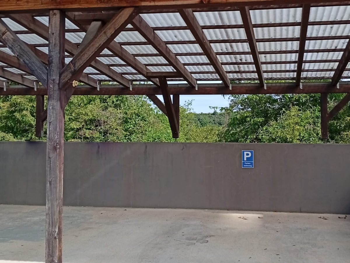Überdachter Pkw-Stellplatz im Carport