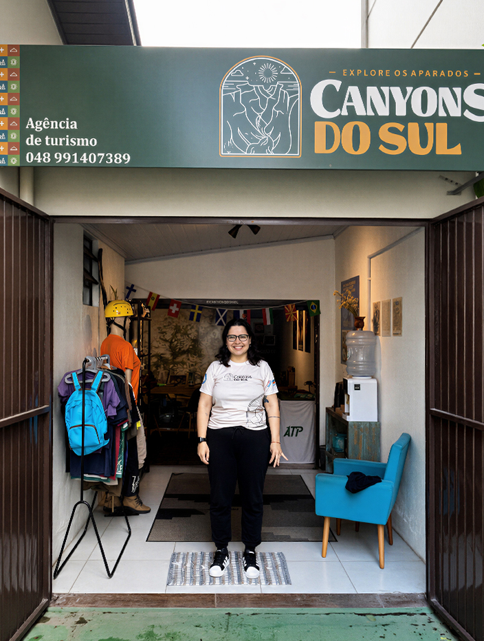 Guias da Canyons do Sul recebendo visitantes em casa tradicional da região