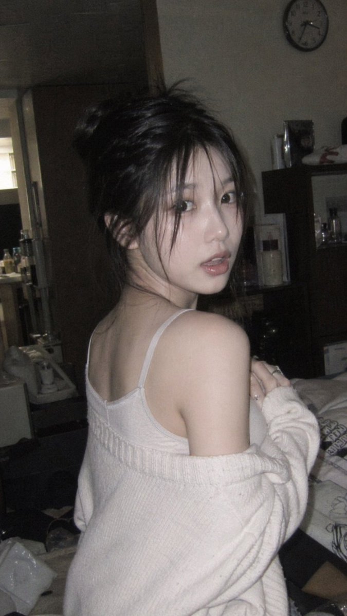 昏暗室内纯真少女的意外回眸 sample 1