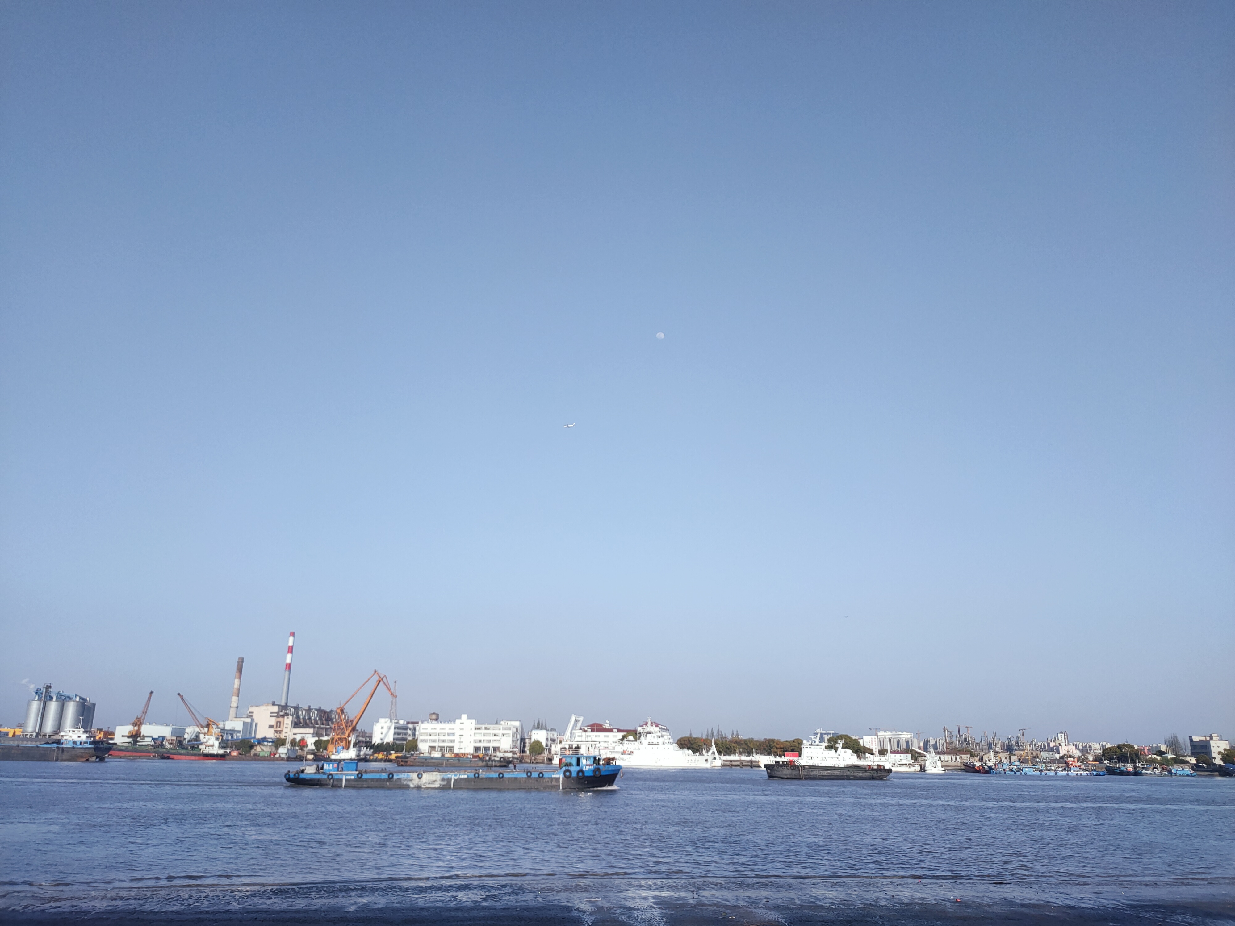 黄浦江边