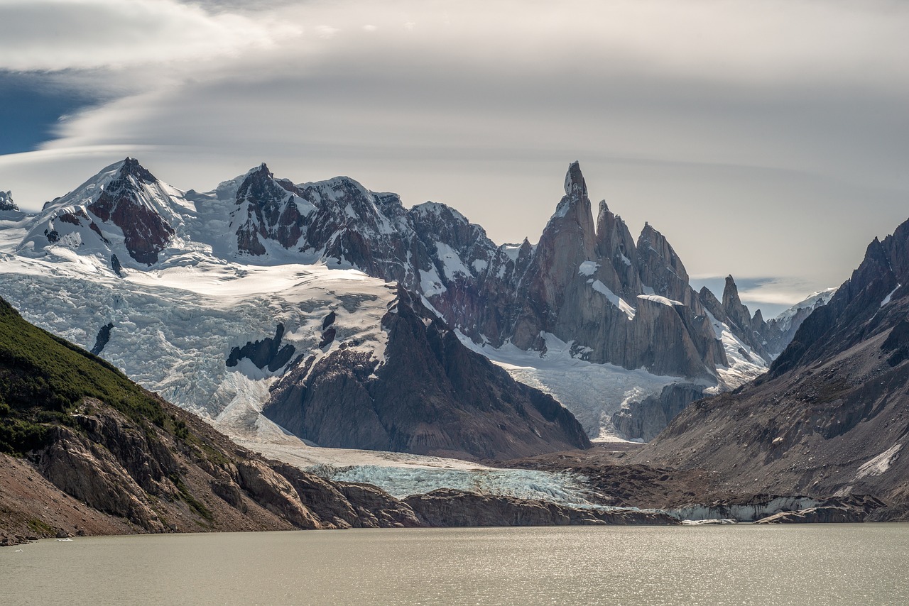 Trekking to Kolhoi Glacier