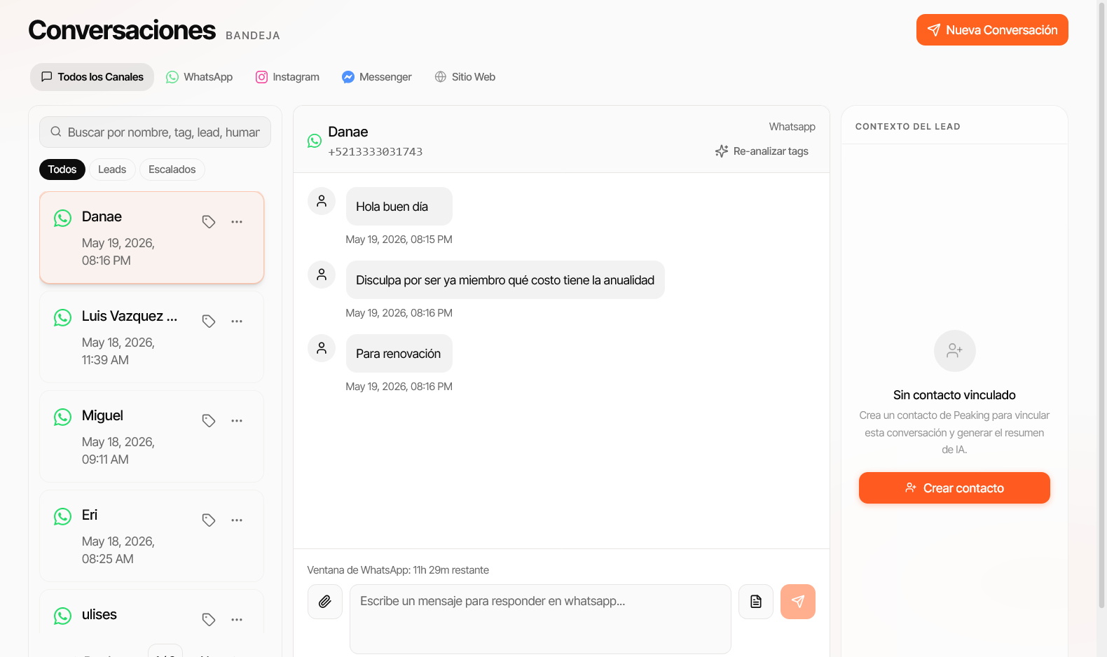 Vista completa del Panel de Mensajes con lista de conversaciones, hilo activo y Contexto del Lead