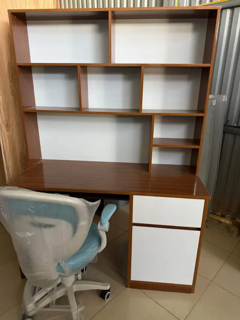 Bàn học sinh nhựa Ecoplast phối màu vân gỗ sáng và trắng bàn giao tại Lý Nam Đế