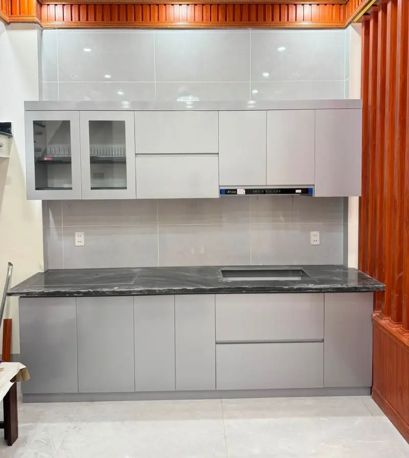 Tủ bếp nhựa Ecoplast chữ I hiện đại xám ghi phối mặt đá kim sa đen tại Lại Hoàng Phù Đổng Gia Lâm