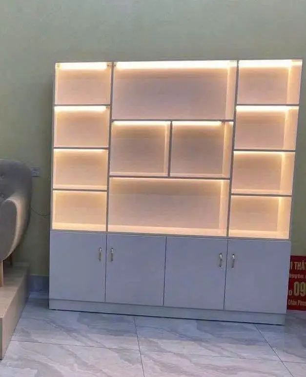 Tủ kệ đựng túi xách nhựa Ecoplast màu trắng tích hợp hệ thống đèn LED âm kệ sang trọng tại Vinhomes Bắc Ninh