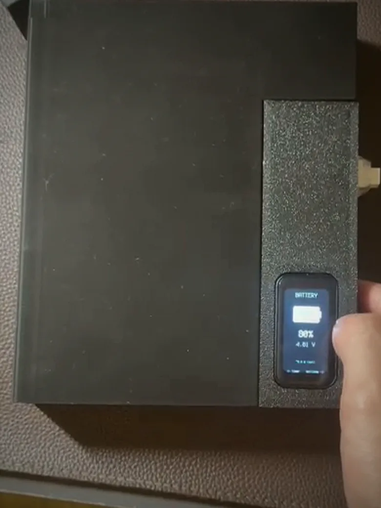 The box's battery screen, fed by the MAX17043 fuel gauge