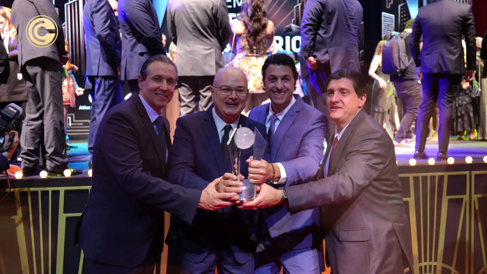 Equipe da Cosentino com o troféu do Prêmio Master Imobiliário 2026 pelo Splendore Resort Residence
