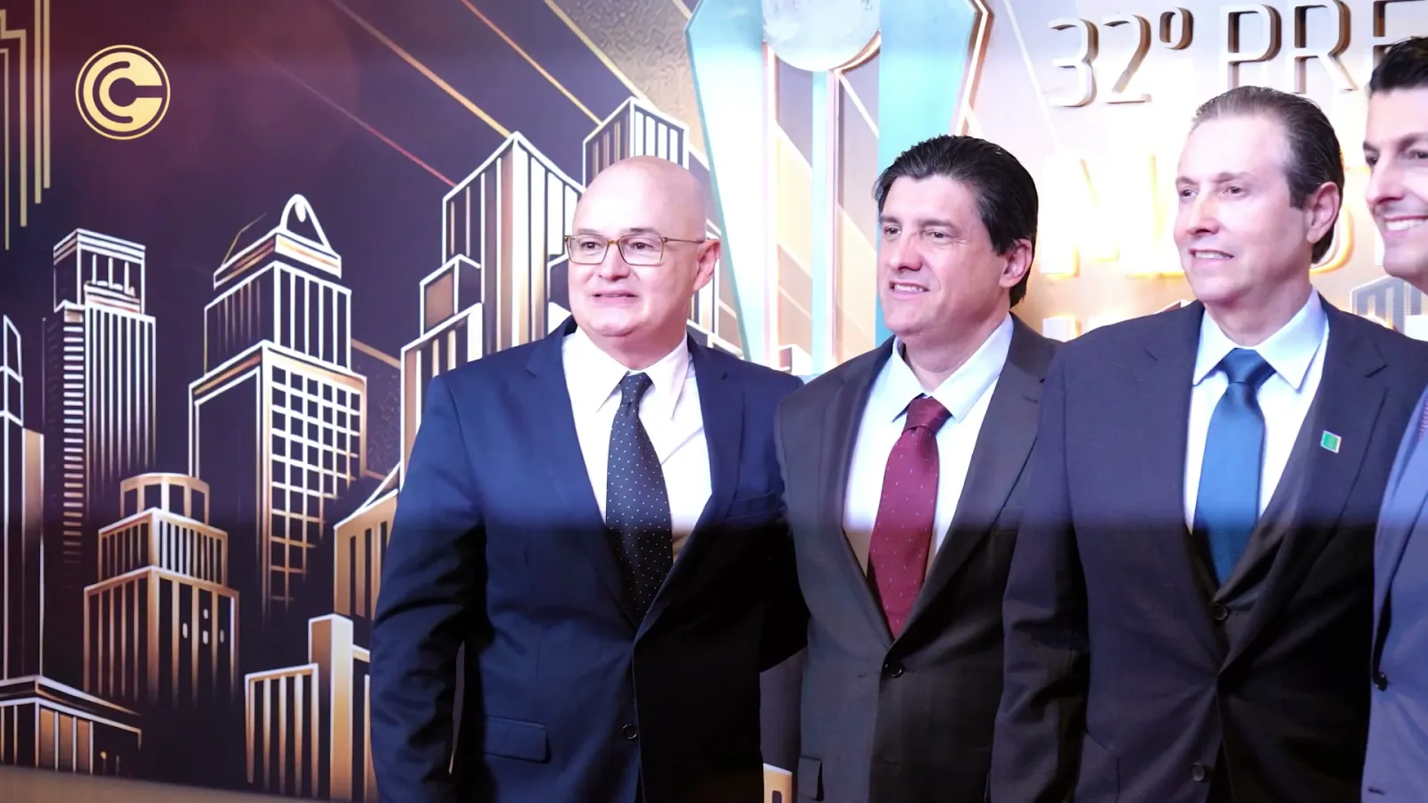 Edgard, Eduardo e Marcelo Ometto Cosentino no tapete vermelho do 32º Prêmio Master Imobiliário, em São Paulo, 26 de agosto de 2026