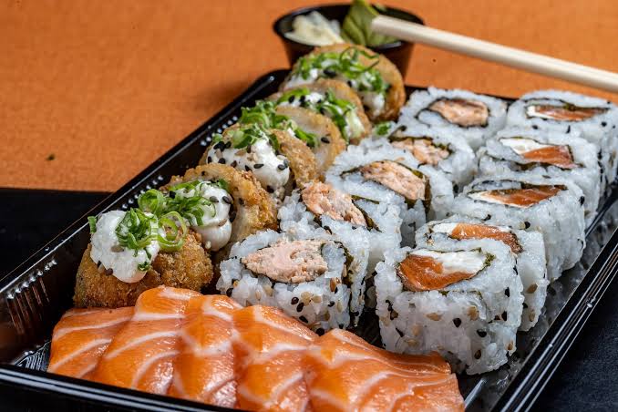 Combo Yume 18: com hossomaki, hot rolls e uramaki de salmão