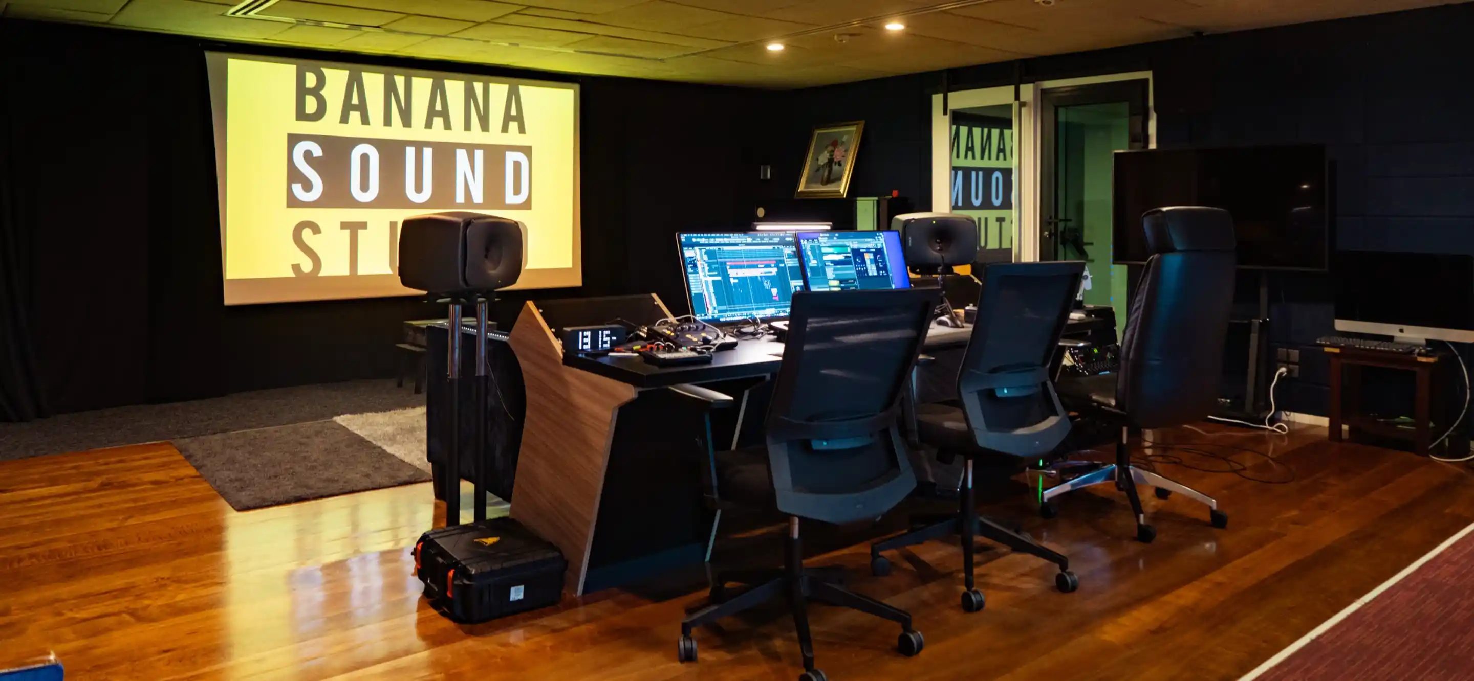 B1 Batman Eat Banana studio room