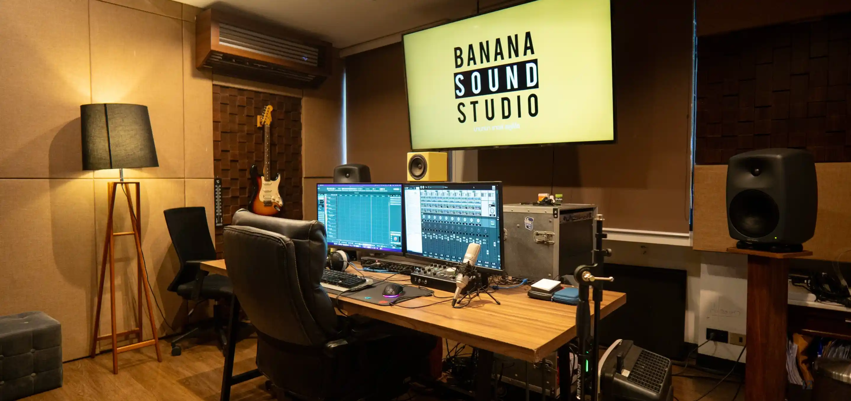 B4 Golden Banana studio room