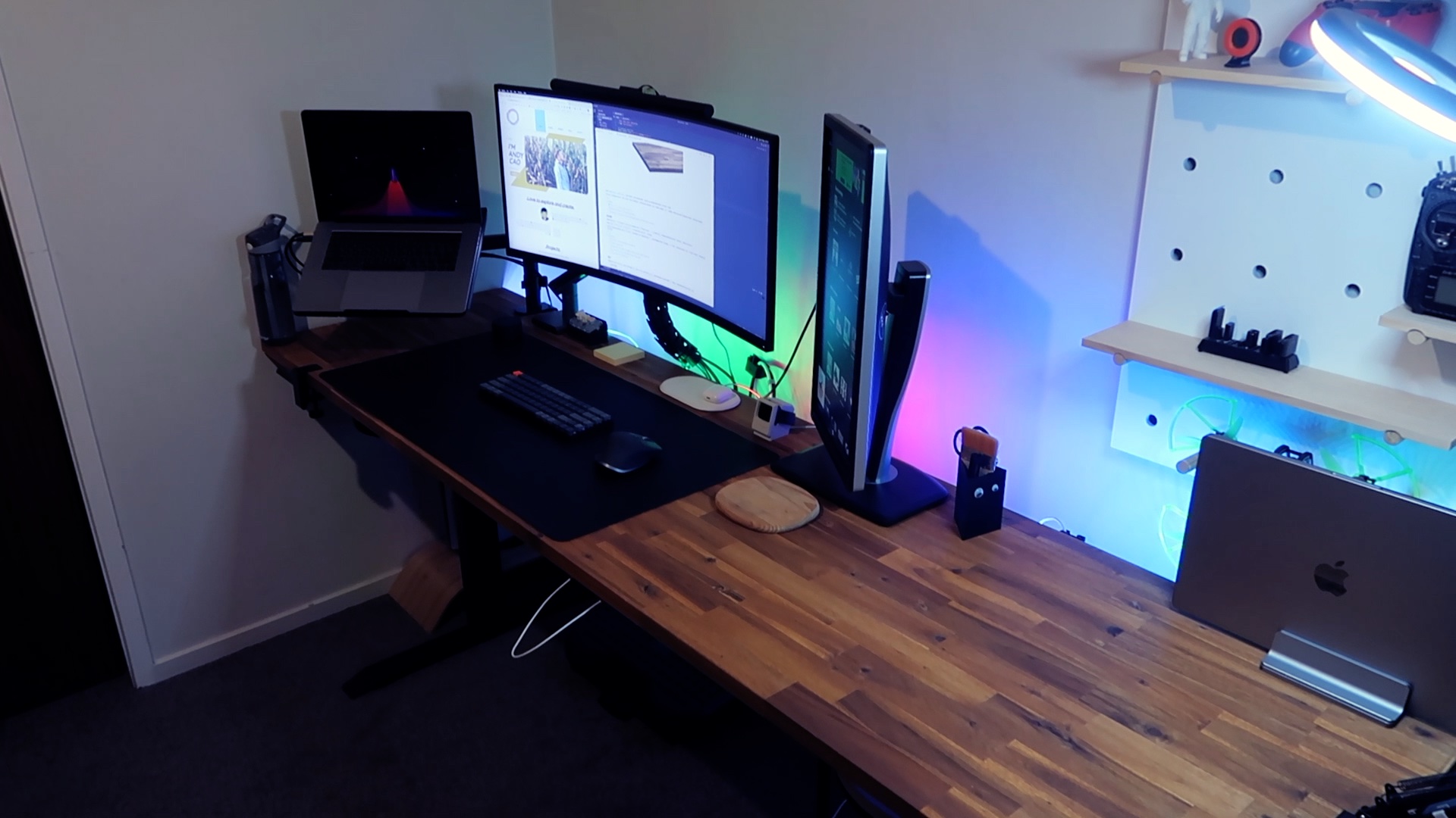 The super big desk is one satisfying part of my setups