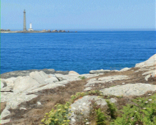 Image préenregistrée d'un paysage côtier avec phare pour les essais SSTV