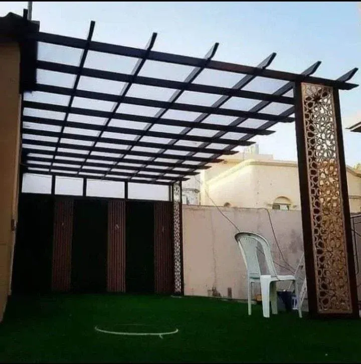 برجولة بأعمدة مزخرفة بقص CNC