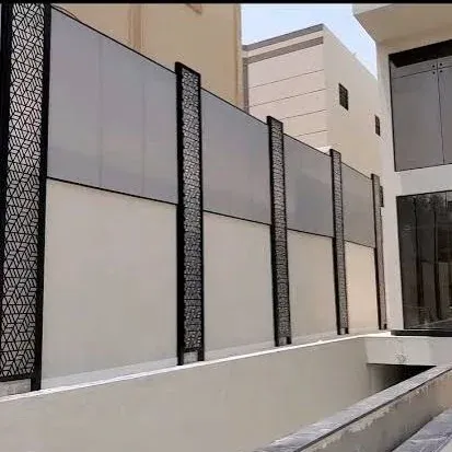 سياج معدني حديث بقص ليزر وزجاج