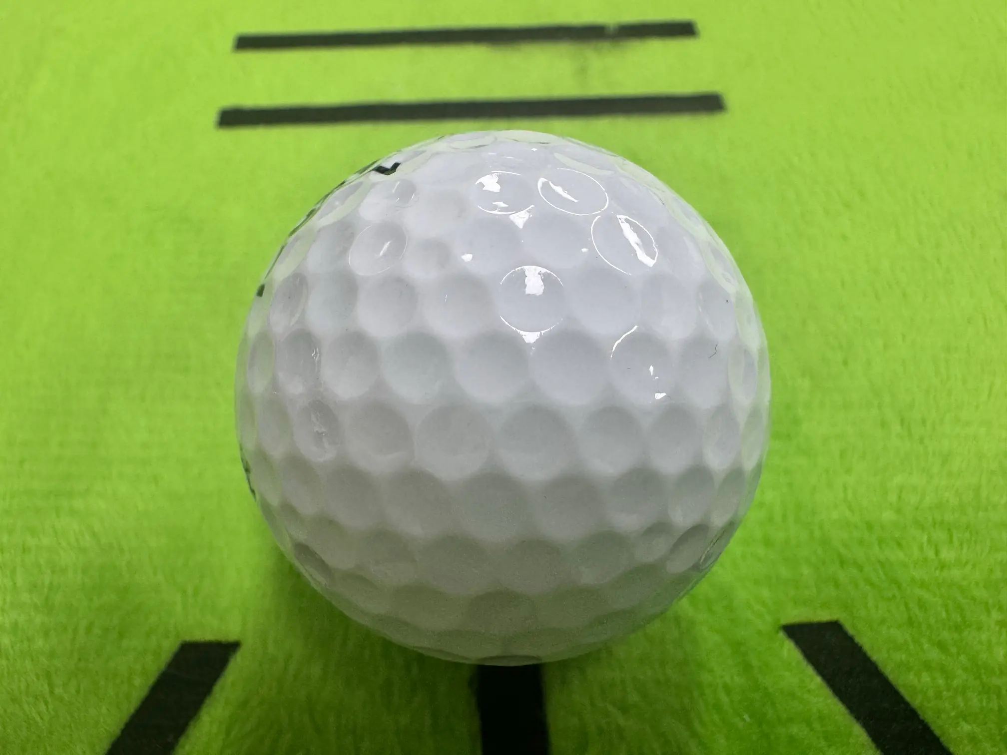 파사디 골프공 측면 접합부 사진 — 딤플 패턴과 본드 라인 확인 가능