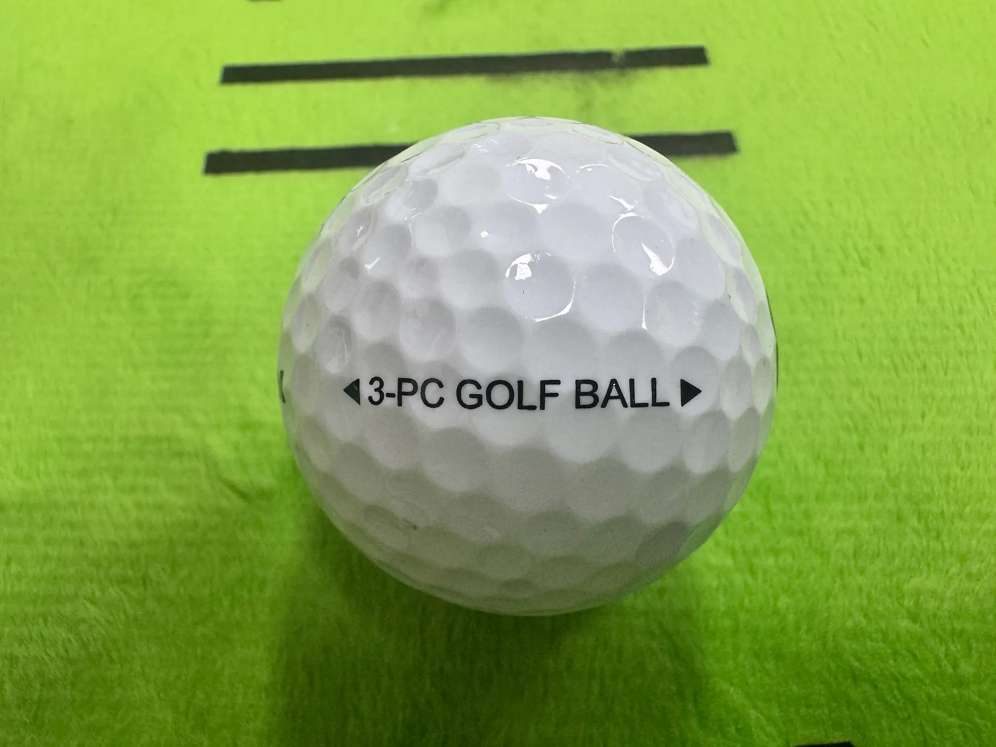 파사디 골프공 밑면 사진 — ‘3-PC GOLF BALL’ 문구와 퍼팅라인 인식 가능한 디자인