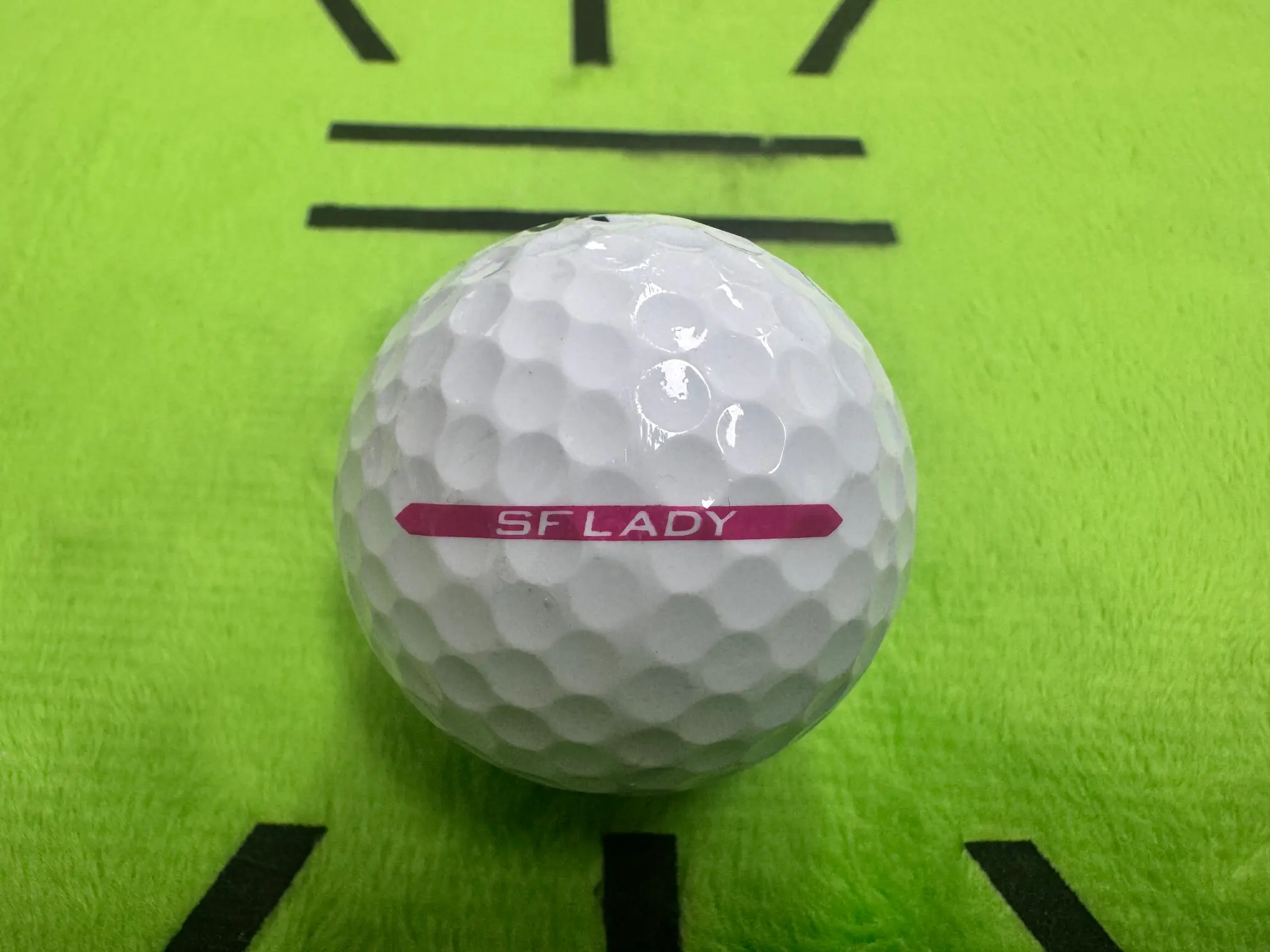 스릭슨 SF 레이디 골프공 퍼팅라인 강조 사진 - 분홍색 SF LADY 라인이 퍼팅 정렬에 도움