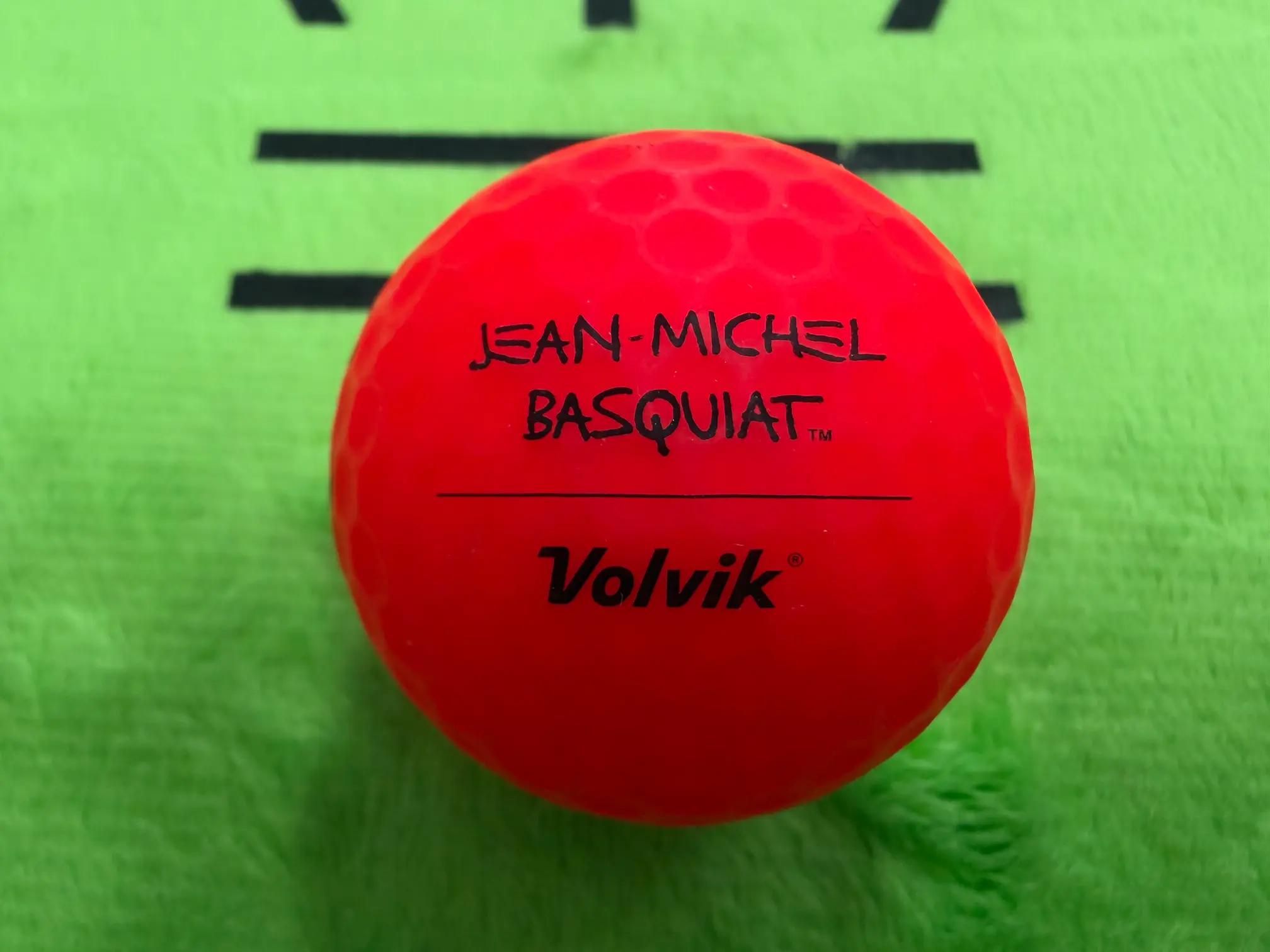 바스키아 시그니처가 새겨진 볼빅 골프공, 아티스트 콜라보레이션 디자인