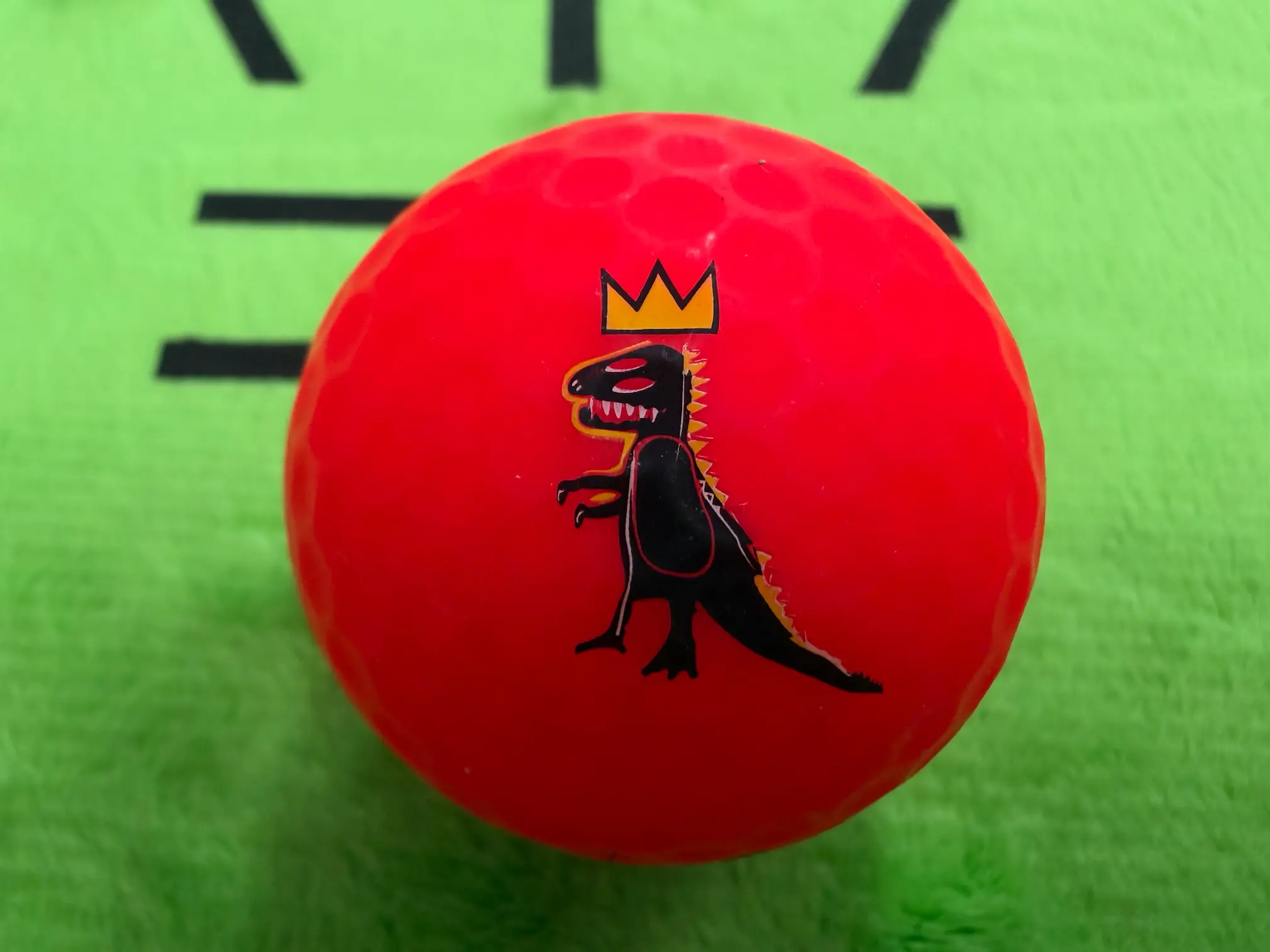 바스키아 왕관 쓴 공룡 캐릭터가 그려진 컬러볼, 독창적 아트워크