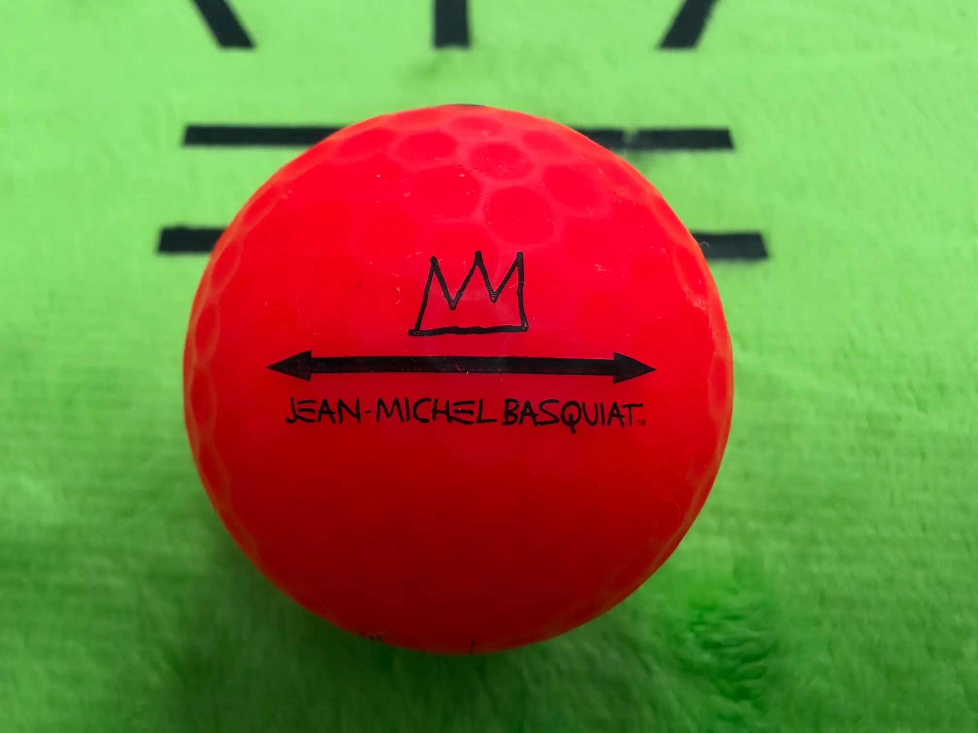 바스키아 왕관 심볼과 화살표 퍼팅 라인이 있는 골프공 측면