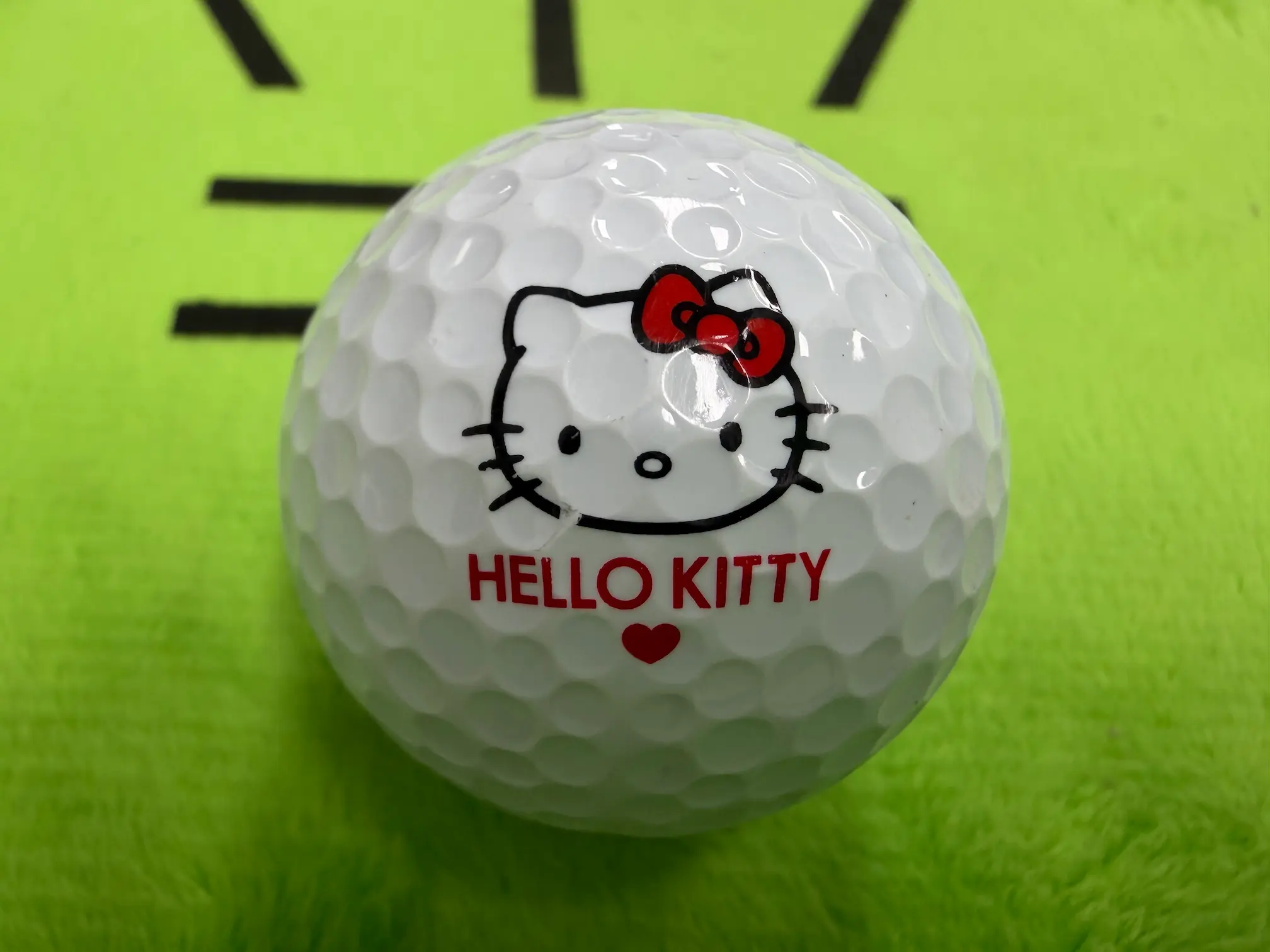 헬로키티 로고가 선명한 화이트 골프공 정면