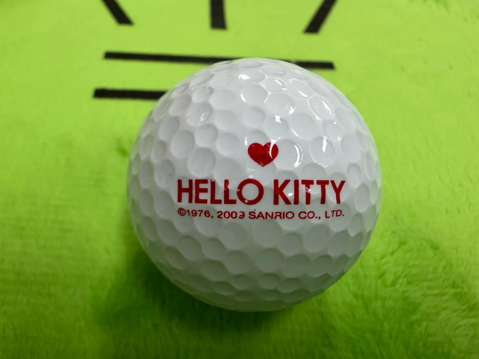 산리오 저작권 표시가 있는 헬로키티 골프공 뒷면