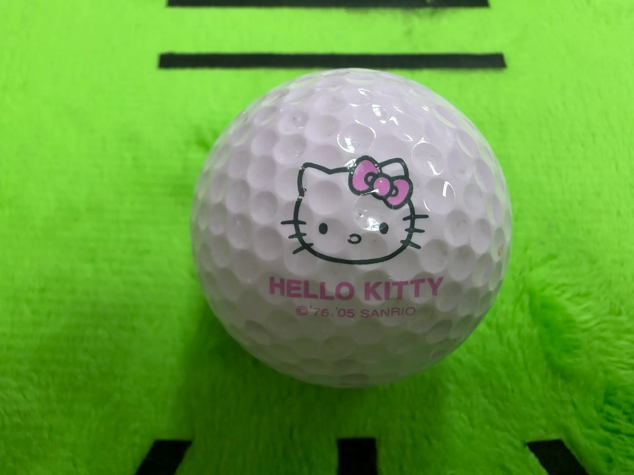 핑크색 바탕에 헬로키티가 그려진 골프공 앞면