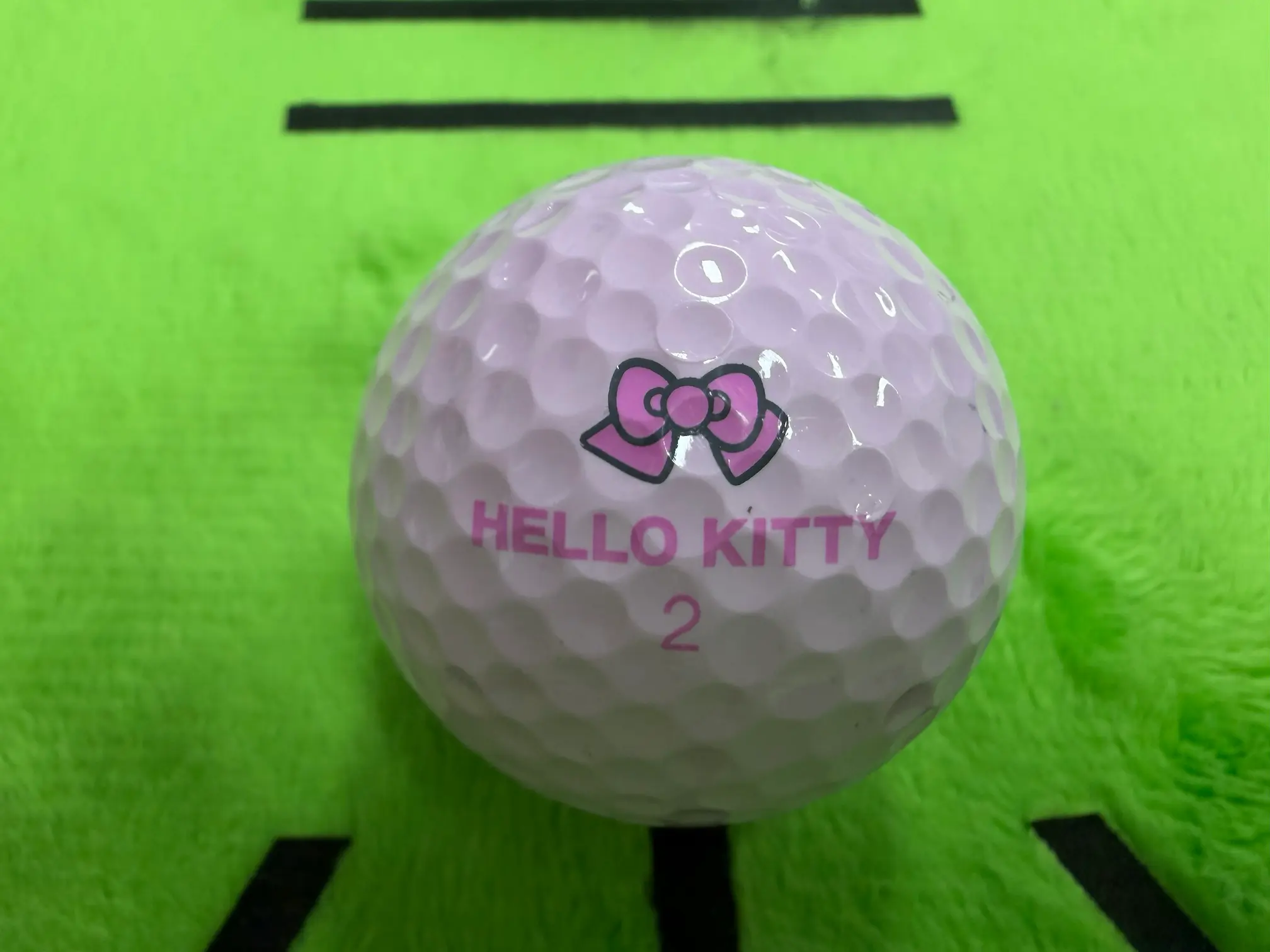 숫자 2가 표시된 핑크 헬로키티 골프공