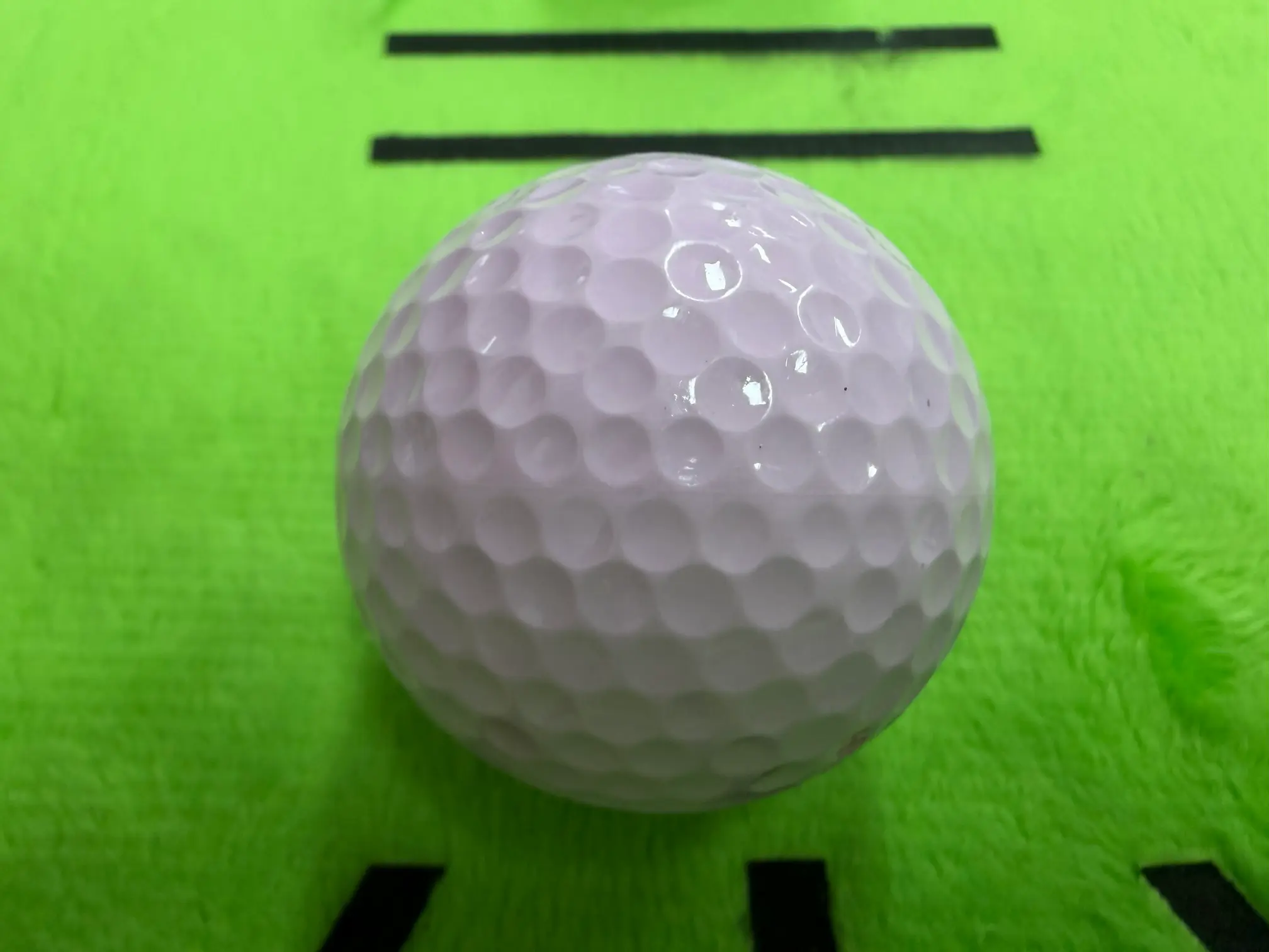 핑크 헬로키티 골프공의 딤플 패턴 접사