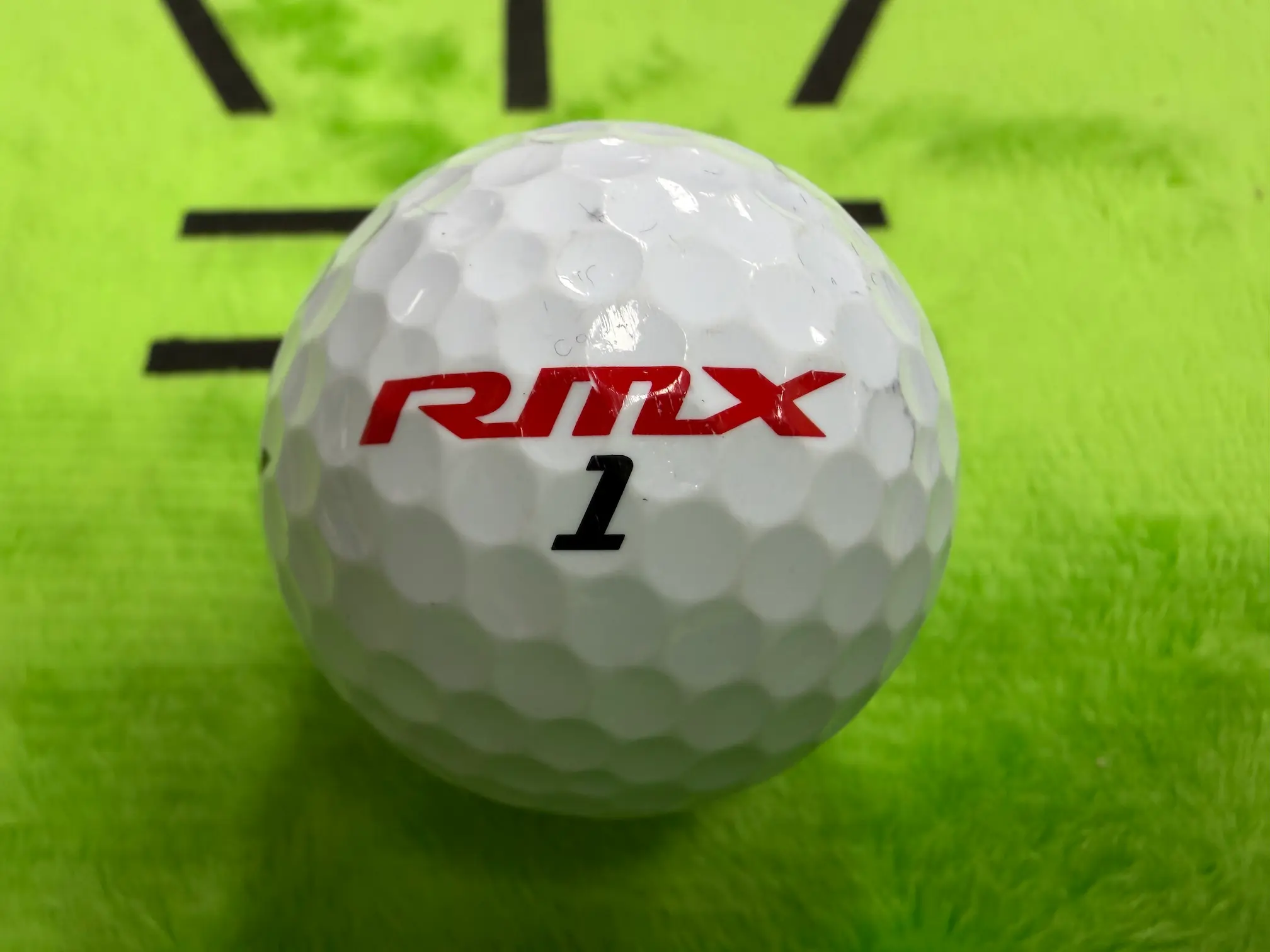 야마하 RMX 골프공에 RMX 로고와 숫자 1이 새겨진 모습, RMX는 야마하의 대표적인 클럽 라인입니다.