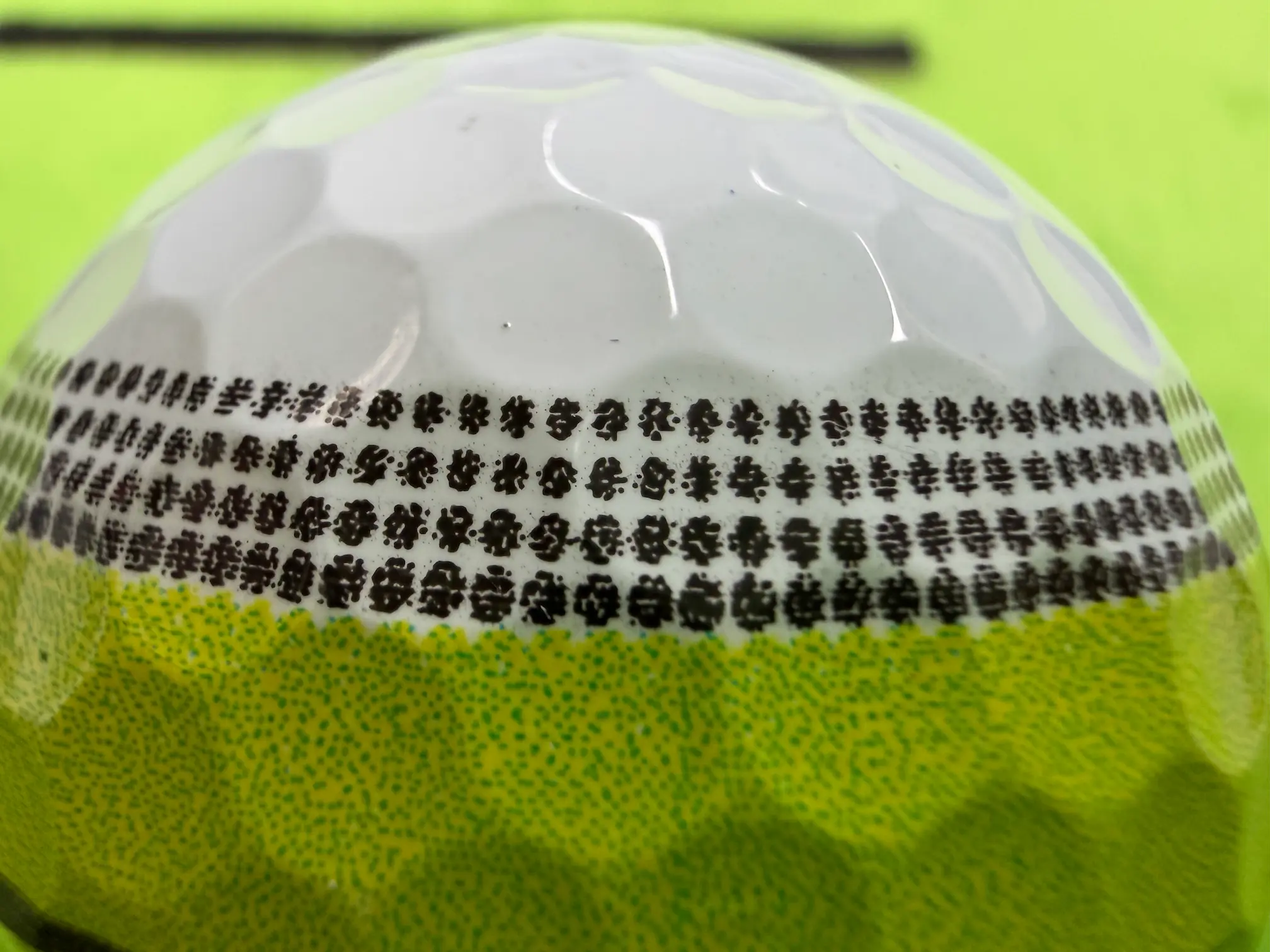 테일러메이드 골프공 딤플 패턴과 스트라이프 디테일