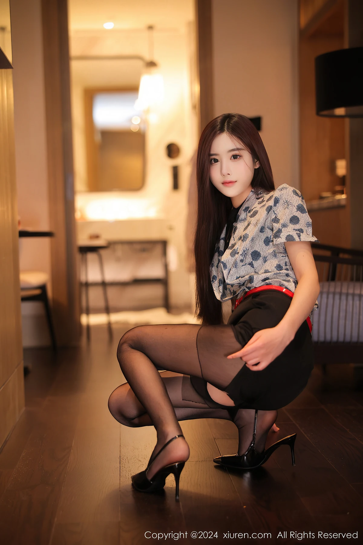 XiuRen秀人网 No.8125_模特晚苏susu性感空姐制服露黑色蕾丝内衣配超薄黑丝魅惑写真81P - 4