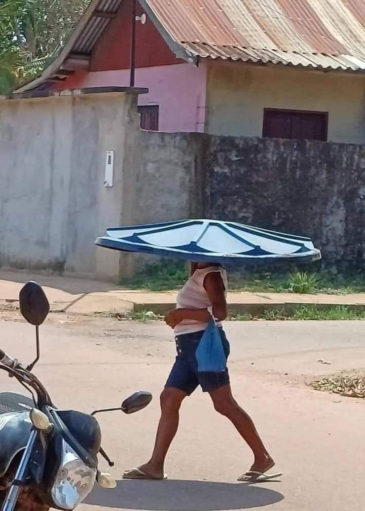Lugar reservado na sombra durante a cerimônia ao ar livre