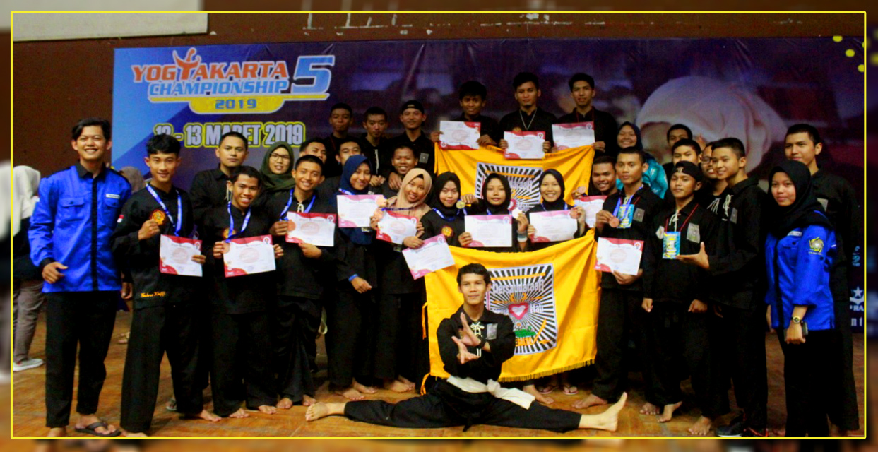 Peserta HMIF edisi pertama sedang ber-group photo