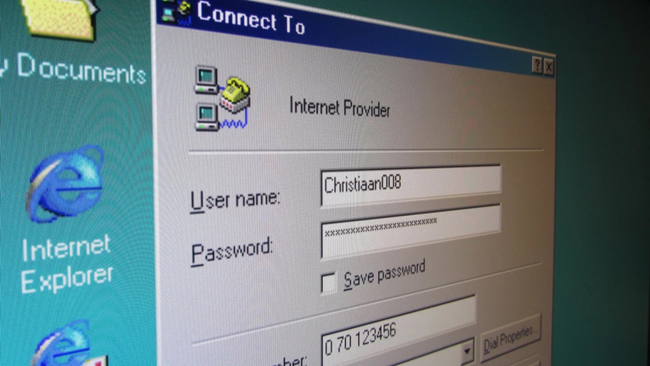 Tela de conexão à internet discada em um sistema antigo, com nome de usuário, senha e ícone do Internet Explorer visíveis.