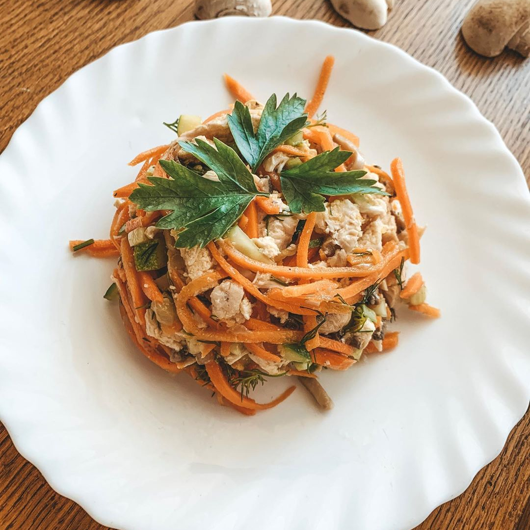 Салат из курицы с грибами и корейской морковью