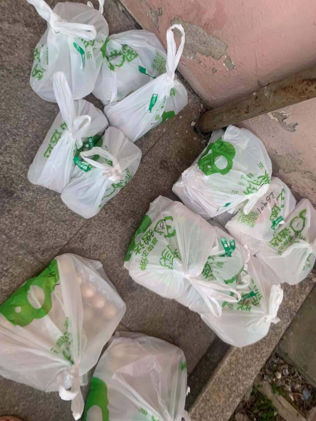 买菜小哥慢慢把鸡蛋都送来后,我们再搬到小区里