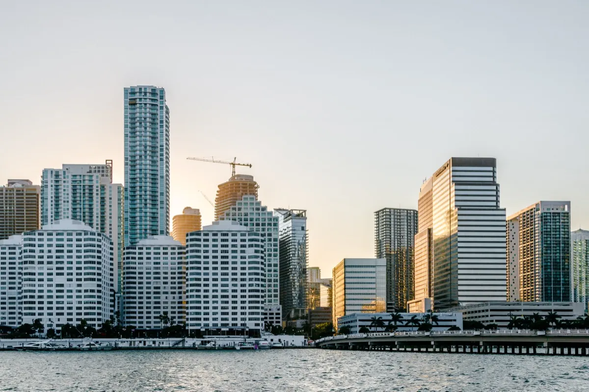 Skyline di Miami Brickell al tramonto visto dalla Baia di Biscayne - investimenti immobiliari a Miami
