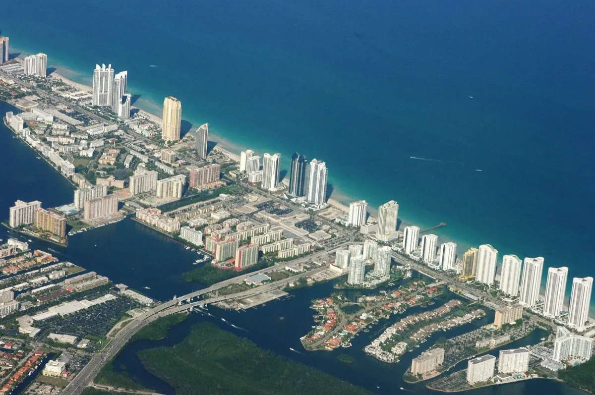 Vista aerea di Sunny Isles Beach con torri condominiali fronte oceano - immobili di lusso a Miami