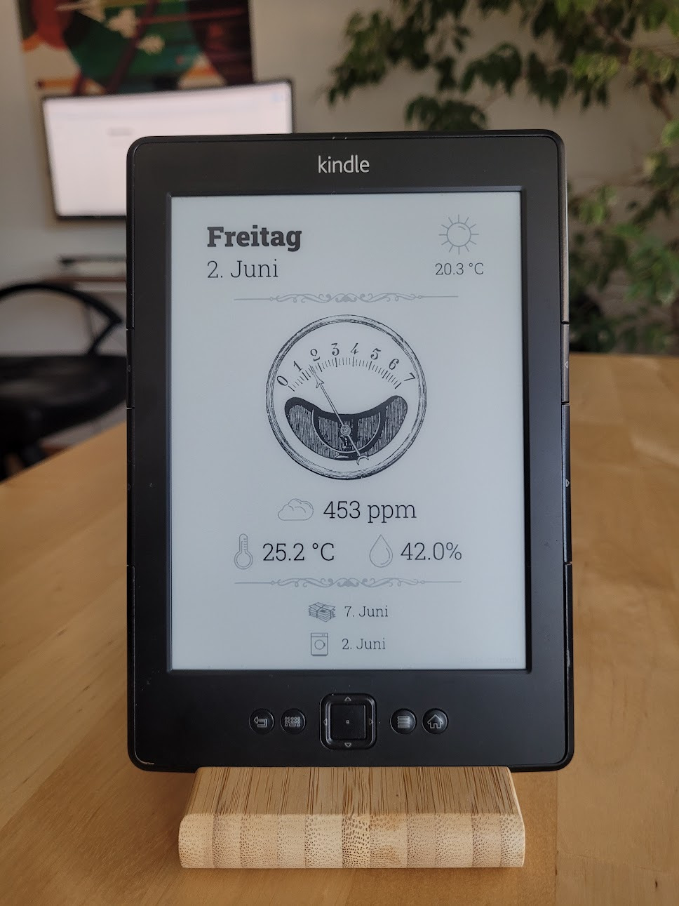 Oikos Dashboard running on a Kindle 4