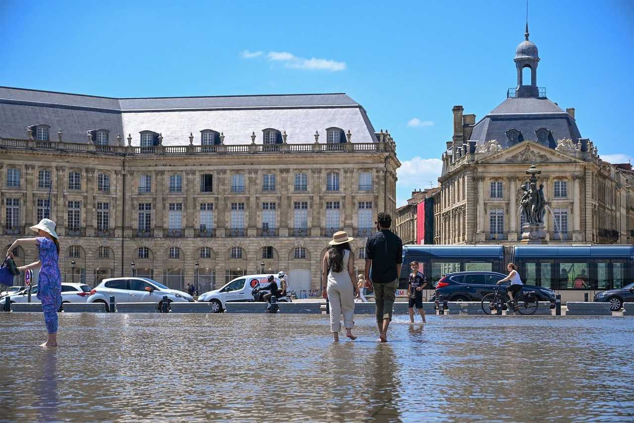 Place de la Bourse and Miroir d'eau, Bordeaux, day, solid blue sky
